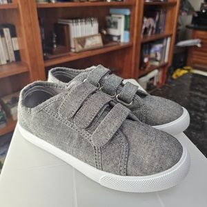 FabKids Gray sneaker - kids size 2